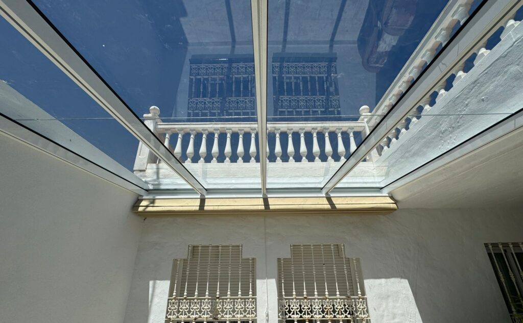 Techo fijo de cristal para máxima luminosidad